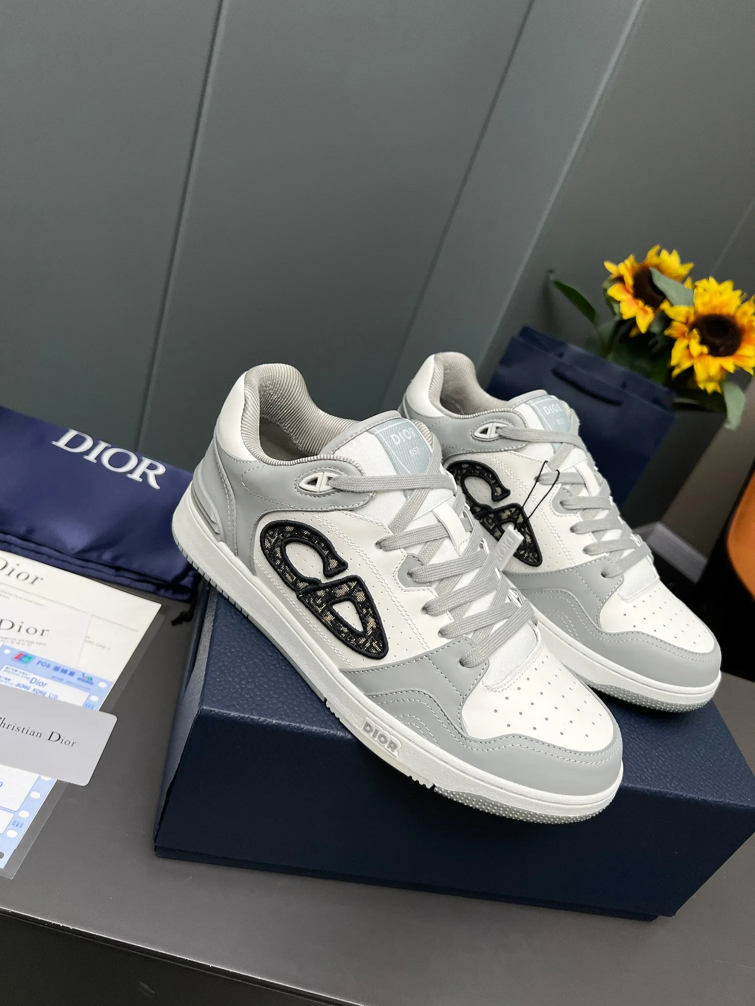 Men's Men's Shoes 💰600 Dior DiorB57 top version of low-top sneakers! ! ! Navy blue with beige smooth first-layer cowhide, fully oiled edges, T men's shoes 💰U outsole.  The 2024 autumn men's wear series has made a wonderful debut, a new classic item launched by Dior. Crafted from smooth first-grain cow leather in navy blue and beige, it's accented by a large leather heat-stamped CD logo on the sides. The distinctive laces of the same color match the color of the shoe body, and the opening and closing are decorated with various classic details on the tongue, sole and back side to enhance the style. The eyelet details, upper stitching and heel strip panels of the same color highlight the dynamic charm of its sports style. Exclusive two-color molded T men's shoes 💰U outsole is light, comfortable, non-slip and wear-resistant, the mesh lining and feet are customized with original colors, soft and breathable. Exquisite production technology highlights the grade, and can be matched with all kinds of clothing to create a refined look.